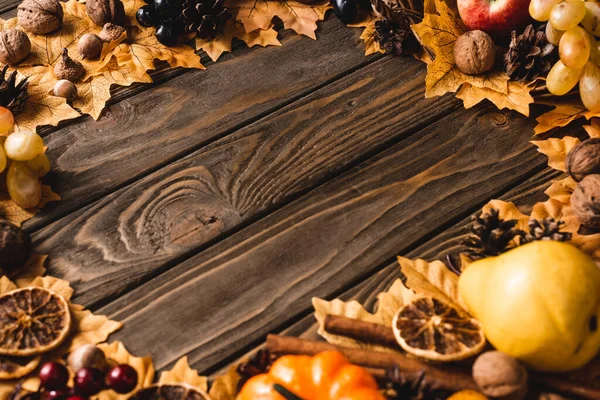 Runder Rahmen der herbstlichen Dekoration auf braunem Holzgrund — Stockfoto