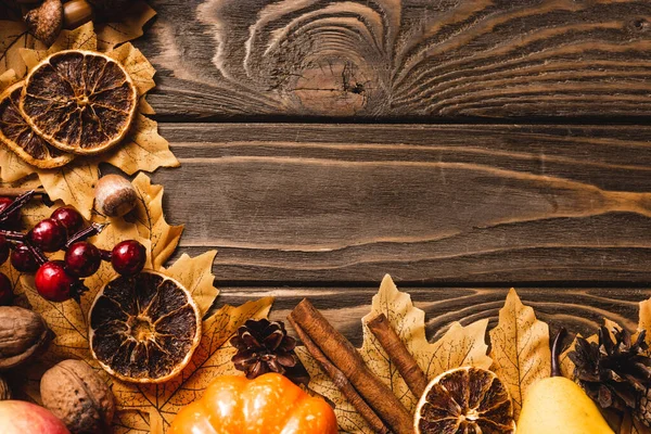 Vue de dessus de la récolte automnale et de la décoration sur fond de bois brun — Photo de stock