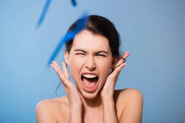 Selective focus of naked woman screaming near falling plastic forks on blue, ecology concept — Stock Photo