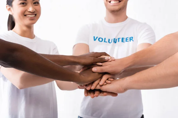 Selektiver Fokus multikultureller Freiwilliger beim Händchenhalten — Stockfoto