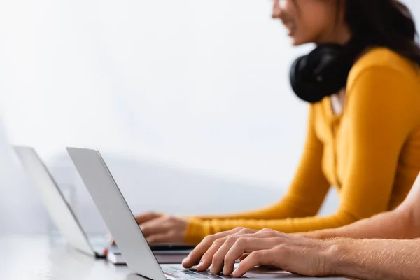 Vista ritagliata di liberi professionisti che lavorano su computer portatili a casa, messa a fuoco selettiva — Foto stock