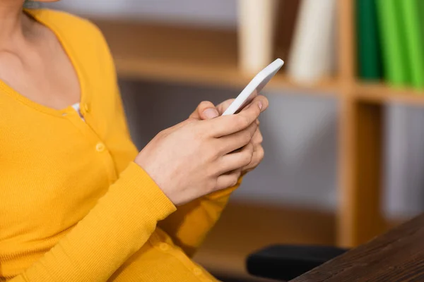 Visão cortada de mulher jovem conversando no smartphone em casa, foco seletivo — Fotografia de Stock