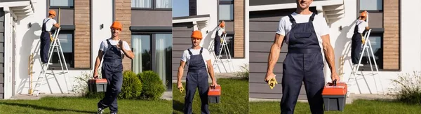 Collage de constructor con caja de herramientas que muestra el gesto ok en el césped cerca de la construcción - foto de stock