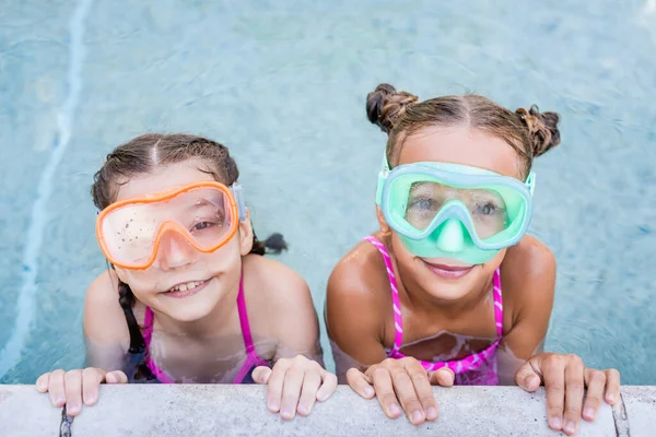 Vista aérea de dos amigos mirando la cámara cerca de la piscina - foto de stock