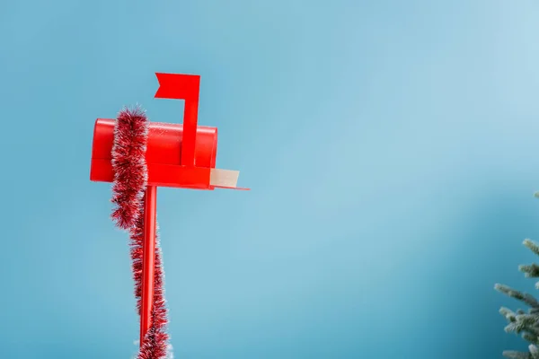 Cassetta postale rossa con decorazione scintillante su blu — Foto stock