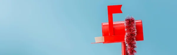 Панорамная концепция красного почтового ящика с сверкающим декором на синем — стоковое фото