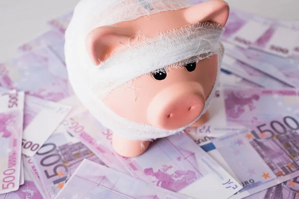 Concentration sélective de la tirelire avec bandage sur l'argent — Photo de stock