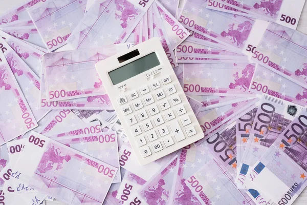 Вид зверху на білий калькулятор на банкнотах євро — стокове фото