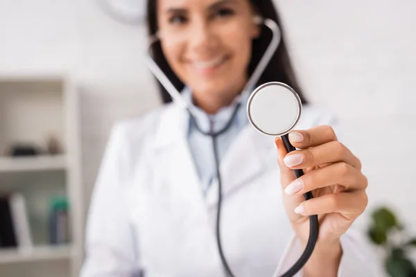 Selektiver Fokus des freudestrahlenden Arztes mit Stethoskop im Krankenhaus — Stockfoto