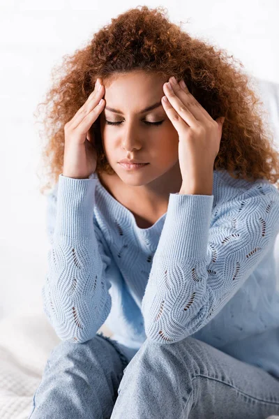 Donna dai capelli rossi che soffre di mal di testa a casa — Foto stock