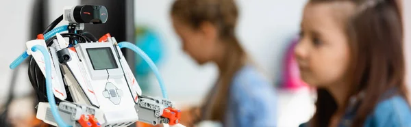 Panoramic orientation of robot near schoolkids in stem school — Stock Photo