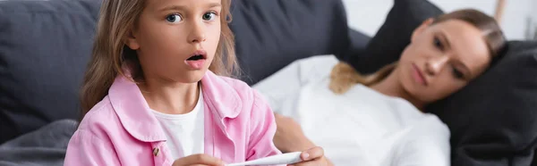 Sito web intestazione della ragazza scioccata che tiene il termometro vicino alla donna malata — Foto stock