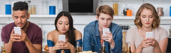 Panoramisches Konzept multiethnischer Freunde, die während einer Party auf Mobiltelefonen chatten — Stockfoto