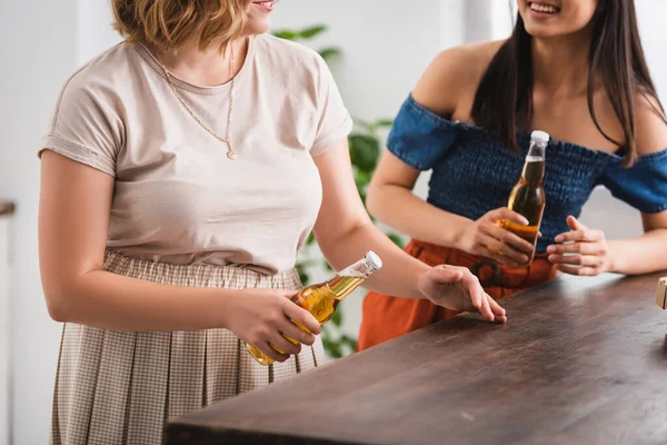 Частичный взгляд молодых женщин, держащих пиво во время вечеринки, панорамная концепция — стоковое фото