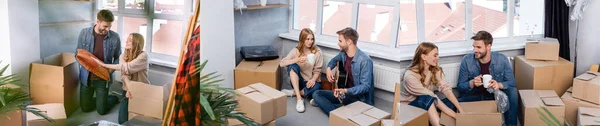 Collage de hombre alegre sosteniendo almohada cerca de la mujer mientras desempaca cajas y toca la guitarra acústica en casa, concepto móvil - foto de stock