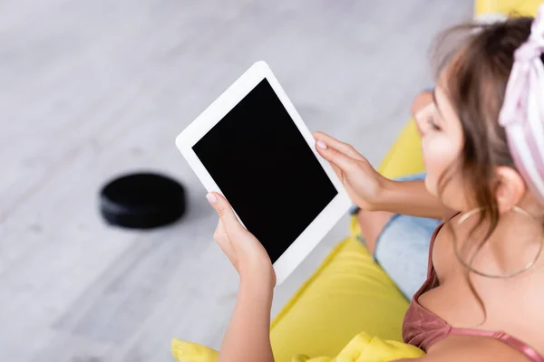 Concentration sélective de la femme tenant la tablette numérique avec écran blanc — Photo de stock