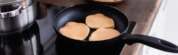 Site en-tête de crêpes sur poêle sur poêle — Photo de stock