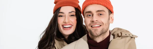 Orientación panorámica de pareja con estilo en sombreros de gorro mirando a la cámara aislada en blanco - foto de stock