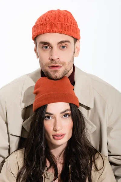 Homme en bonnet chapeau et élégant jeune femme regardant caméra isolé sur blanc — Photo de stock