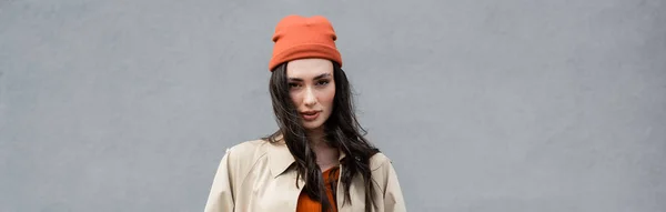 Encabezado del sitio web de la mujer con estilo en gabardina y gorro sombrero - foto de stock