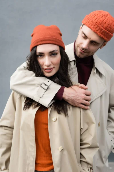 Selective focus of trendy man looking at stylish woman in hat — Stock Photo