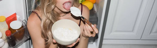 Vue recadrée d'une femme séduisante mangeant des flocons de maïs à la crème fouettée, orientation panoramique — Photo de stock