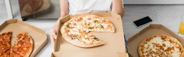 Colagem de mulher segurando pizza na cozinha, conceito panorâmico — Fotografia de Stock