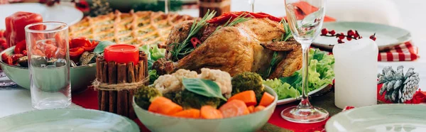 Imagen horizontal de la mesa servida con delicioso pastel, pavo asado y verduras para la cena de acción de gracias - foto de stock