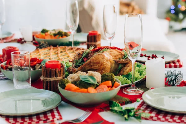 Enfoque selectivo de pavo asado, pastel y verduras cocidas en la mesa servido para Acción de Gracias - foto de stock