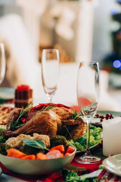 Селективный фокус стола подается с вкусной индейкой и овощами на ужин в честь Дня благодарения — стоковое фото