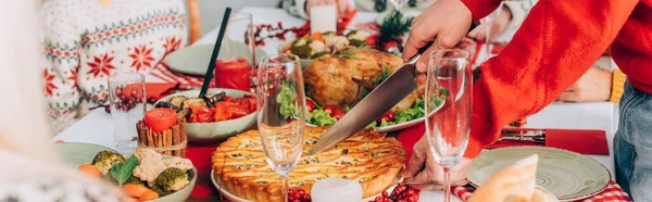 Encabezado del sitio web del hombre con pastel de corte en la mesa festiva con cena de acción de gracias - foto de stock