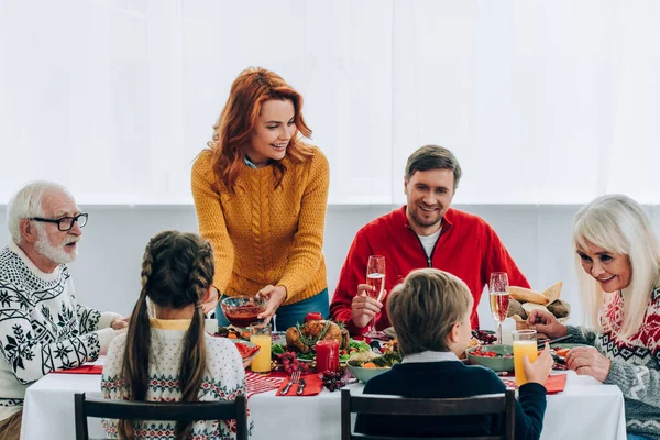 Familie plaudert und sitzt bei Danksagung zu Hause am Festtisch — Stockfoto