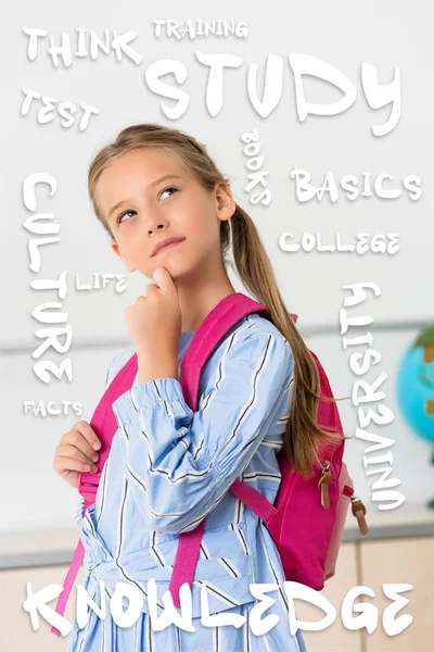 Мрійлива школярка з рюкзаком дивиться далеко від навчання, мислення та університетської ілюстрації — стокове фото