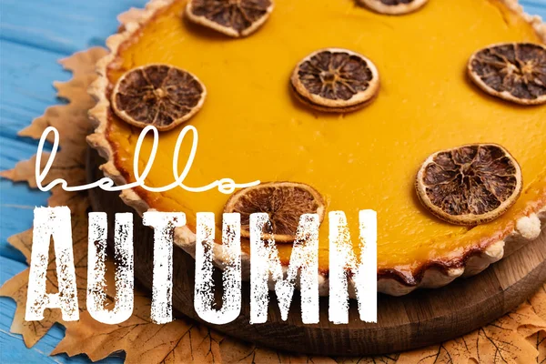 Nahaufnahme von dekorierten Kürbiskuchen mit goldenem Laub in der Nähe hallo Herbst Schriftzug auf blauem Hintergrund — Stockfoto