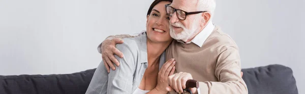 Homem idoso e assistente social abraçando em casa, banner — Fotografia de Stock