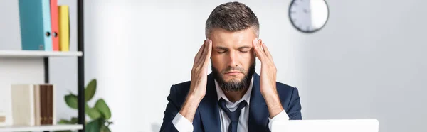 Empresário com olhos fechados sentindo dor de cabeça enquanto trabalhava no escritório, banner — Fotografia de Stock