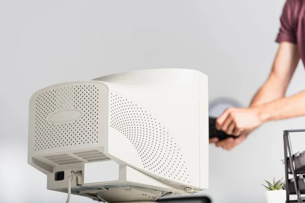 Zugeschnittene Ansicht des Computermonitors in der Nähe von Geschäftsleuten auf verschwommenem Hintergrund im Büro — Stockfoto