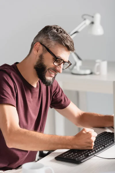 Wütender Geschäftsmann schlägt Computertastatur während der Arbeit im Büro — Stockfoto