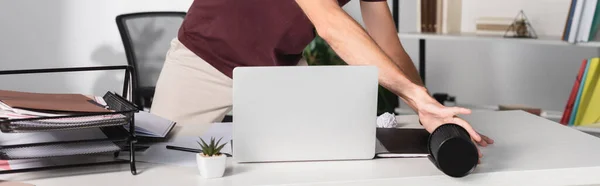 Ausgeschnittene Ansicht eines Geschäftsmannes, der Laptop und Schreibwaren vom Tisch im Büro wirft, Banner — Stockfoto