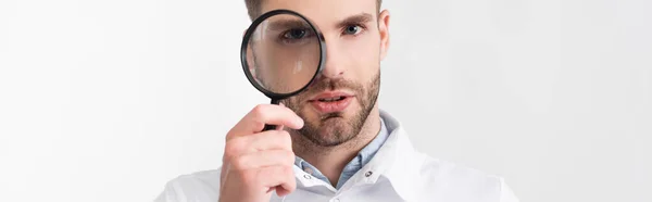 Portrait d'ophtalmologiste barbu regardant à travers la loupe isolée sur blanc, bannière — Photo de stock