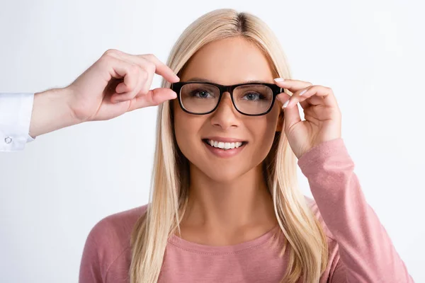 Arzt und glückliche blonde Frau mit Brillengestell isoliert auf weiß — Stockfoto