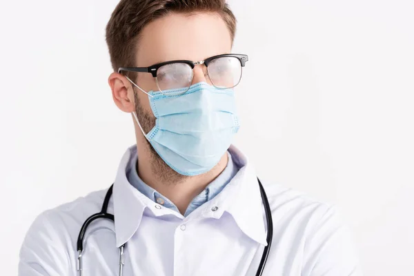 Retrato del médico con estetoscopio y gafas al vapor, con máscara médica aislada en blanco - foto de stock