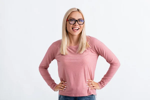 Mujer alegre en gafas que sobresalen lengua aislada en gris - foto de stock