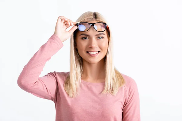 Donna sorridente guardando la fotocamera mentre tiene gli occhiali isolati su bianco — Foto stock