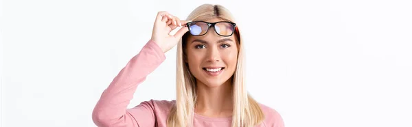 Femme blonde souriante tenant des lunettes près du front isolé sur blanc, bannière — Photo de stock