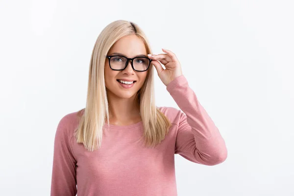 Jeune femme portant des lunettes et souriant à la caméra isolée sur blanc — Photo de stock