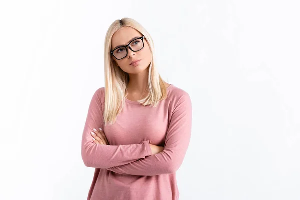 Femme pensive dans des lunettes debout avec les bras croisés isolés sur blanc — Photo de stock
