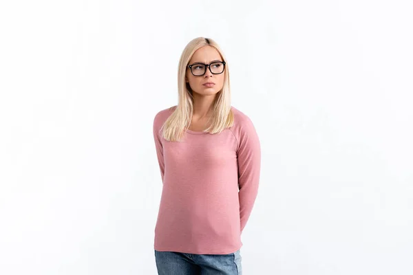 Giovane donna pensierosa in occhiali da vista guardando lontano isolato su bianco — Foto stock