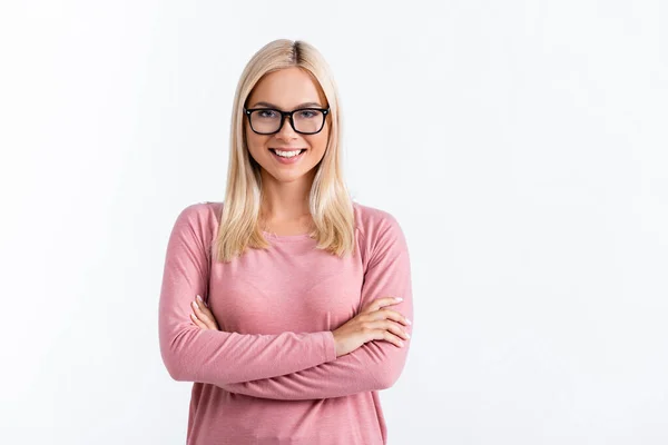 Fröhliche Frau mit Brille und verschränkten Armen, die isoliert auf weiß in die Kamera blickt — Stockfoto