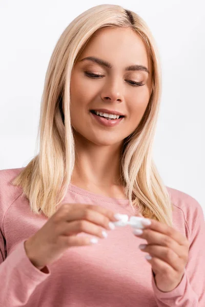 Caja de sujeción mujer positiva con lentes de contacto en primer plano borroso aislado en gris - foto de stock